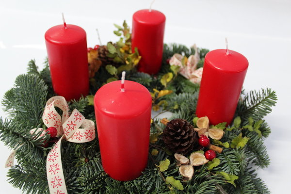 Adventskranz mit Kerzen rot
