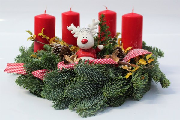 Adventskranz mit Figur und Kerzen rot