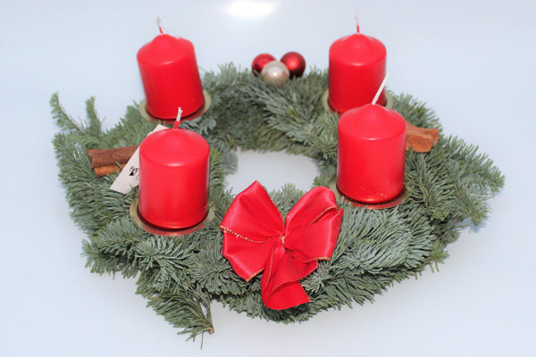 Adventskranz mit vier Kerzen