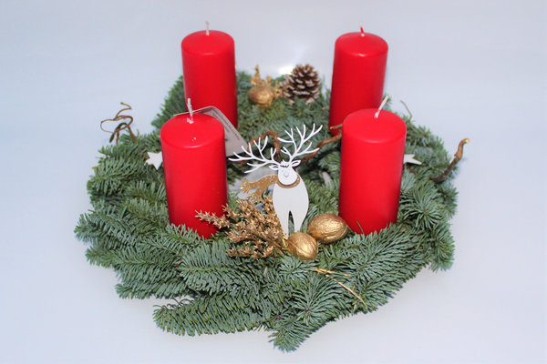 Adventskranz mit vier Kerzen